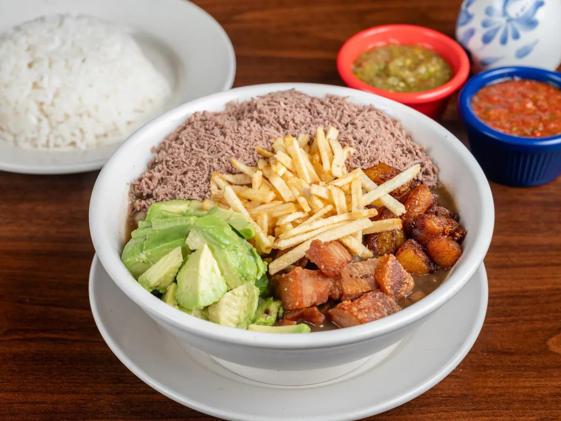 Cazuela con aguacate y chicharrón